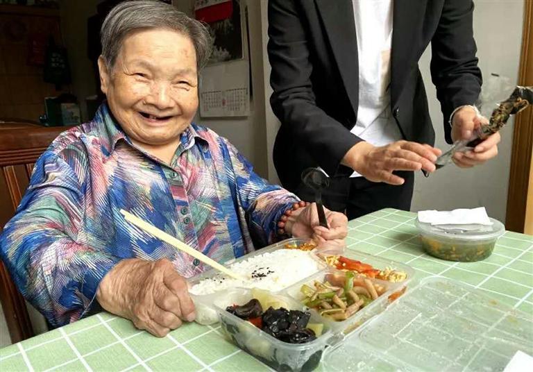 智慧養(yǎng)老托起幸福晚年 蘭州市推進“互聯(lián)網(wǎng)+”居家養(yǎng)老建設(shè)(圖1) 智慧養(yǎng)老托起幸福晚年 蘭州市推進“互聯(lián)網(wǎng)+”居家養(yǎng)老建設(shè)(圖1)