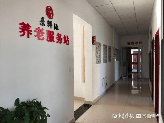 東利社區(qū)智慧養(yǎng)老服務(wù)站解民憂，居民送錦旗(圖2)