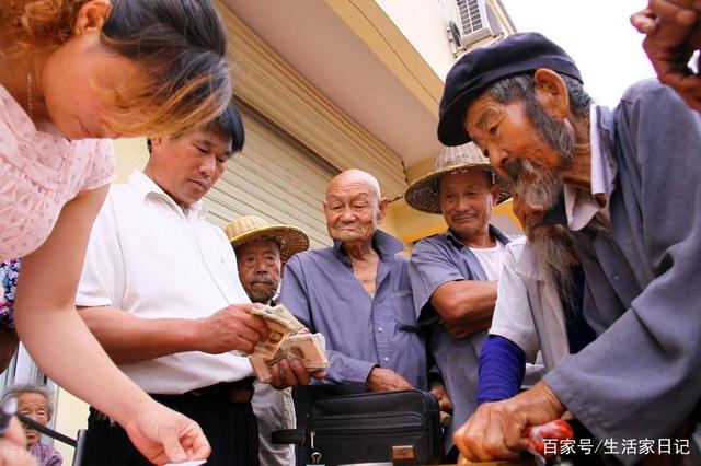 退休老人有福了！70歲老人享受養(yǎng)老金還有高齡補(bǔ)貼，你領(lǐng)取了嗎？(圖2)