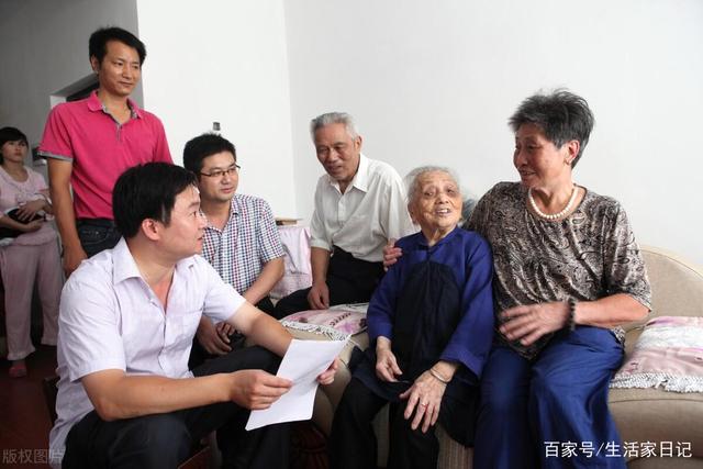 退休老人有福了！70歲老人享受養(yǎng)老金還有高齡補(bǔ)貼，你領(lǐng)取了嗎？(圖3)